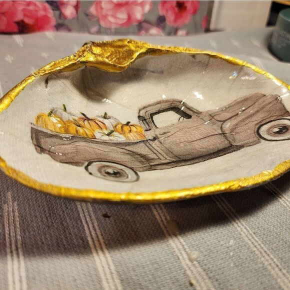 DECOUPAGE CLAM SHELL DECOUPAGE TRUCK WITH PUMPKINS IS ON A CLAM SHELL - Picture 5 of 11